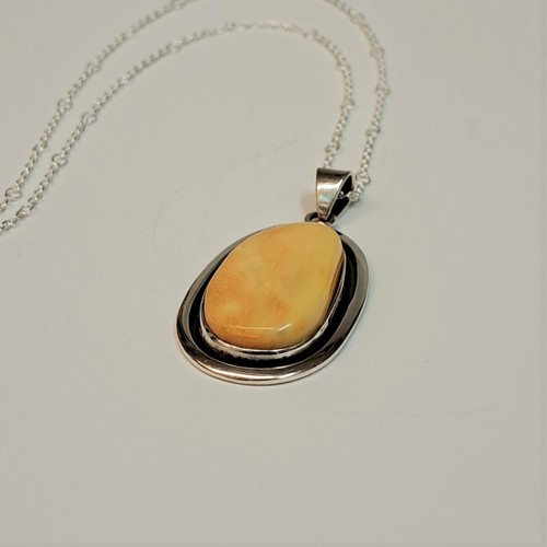 Click to view detail for HWG-2328 Pendant, Butterscotch Amber Oval, Sterling Silver, Black Edge $105